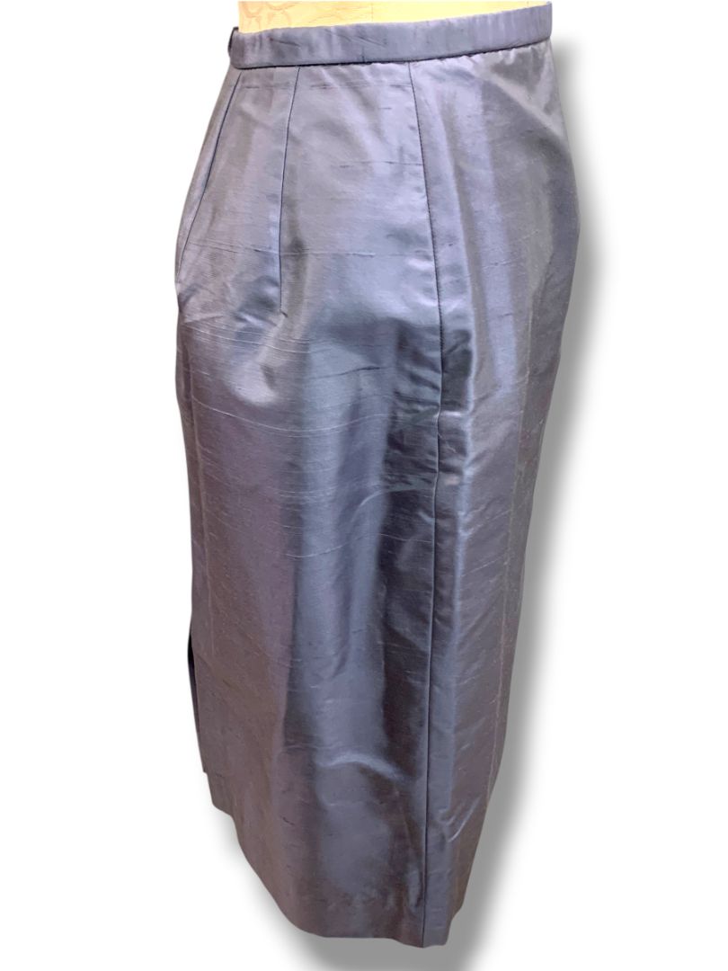 Size 14 Dana Buchman Woman Lavender Silk Pencil Skirt Lined  26" Length