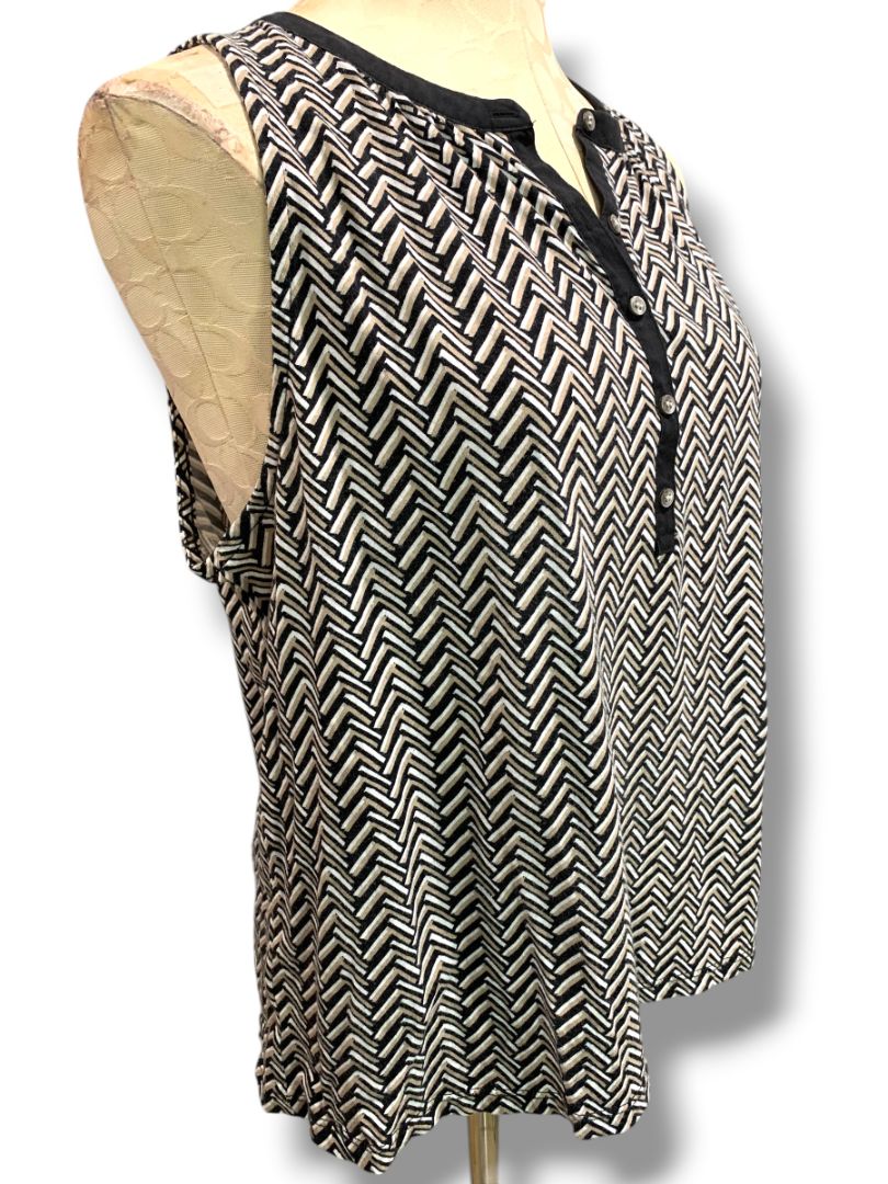 Medium Loft Soft Knit Womens Tank Sleeveless Shirt Chevron Print Brown Black