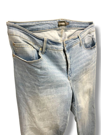 22R Torrid Womens Plus Size Light Wash Denim Jeans 27" Inseam