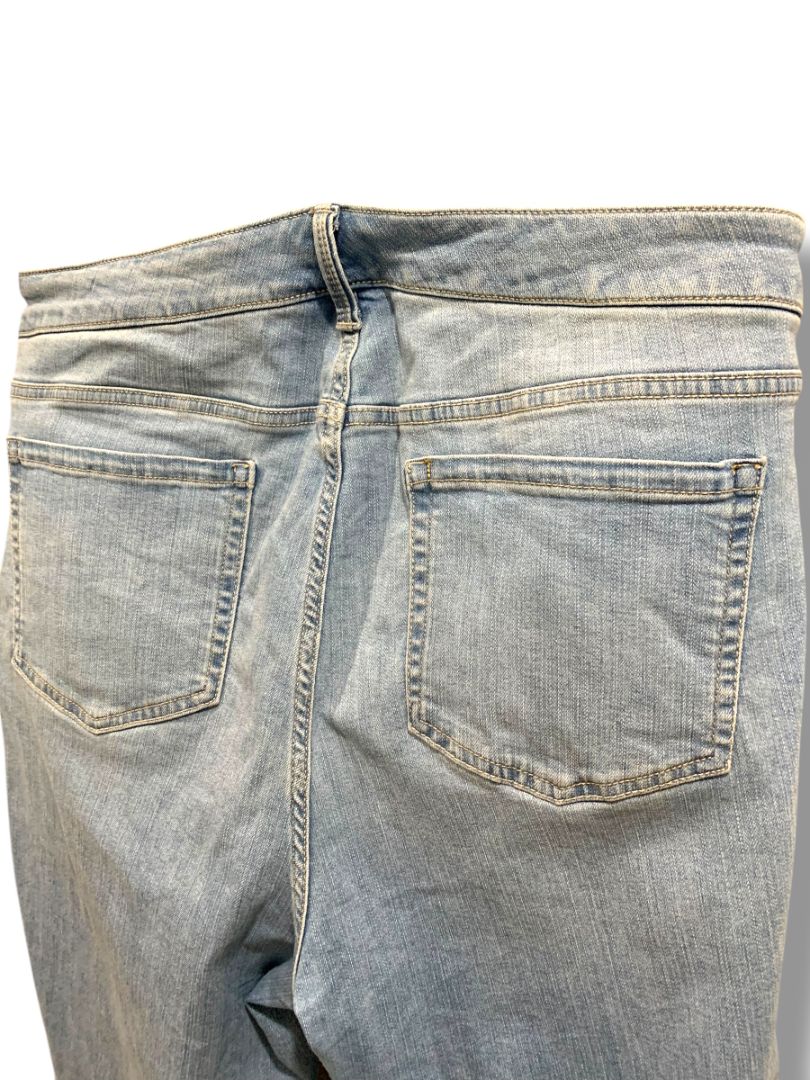 22R Torrid Womens Plus Size Light Wash Denim Jeans 27" Inseam