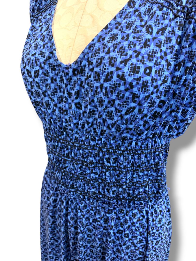 Medium Daisy Fuentes Blue V-Neck Sleeveless Print Dress Smocked Waist