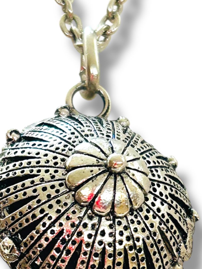 Silvertone 24" Chain Necklace with Dimensional Pendant 1.25"