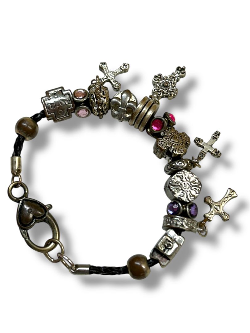 Chunky Charm Bracelet Silvertone Cross Fleur di Lis 7.5" Hearts