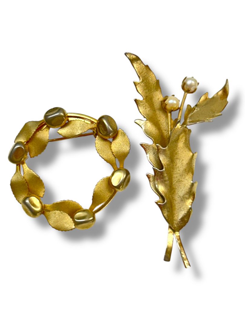 Lot of 2 Vintage Goldtone Brooch Pin Wreath Feather 1.5" and 2.75"