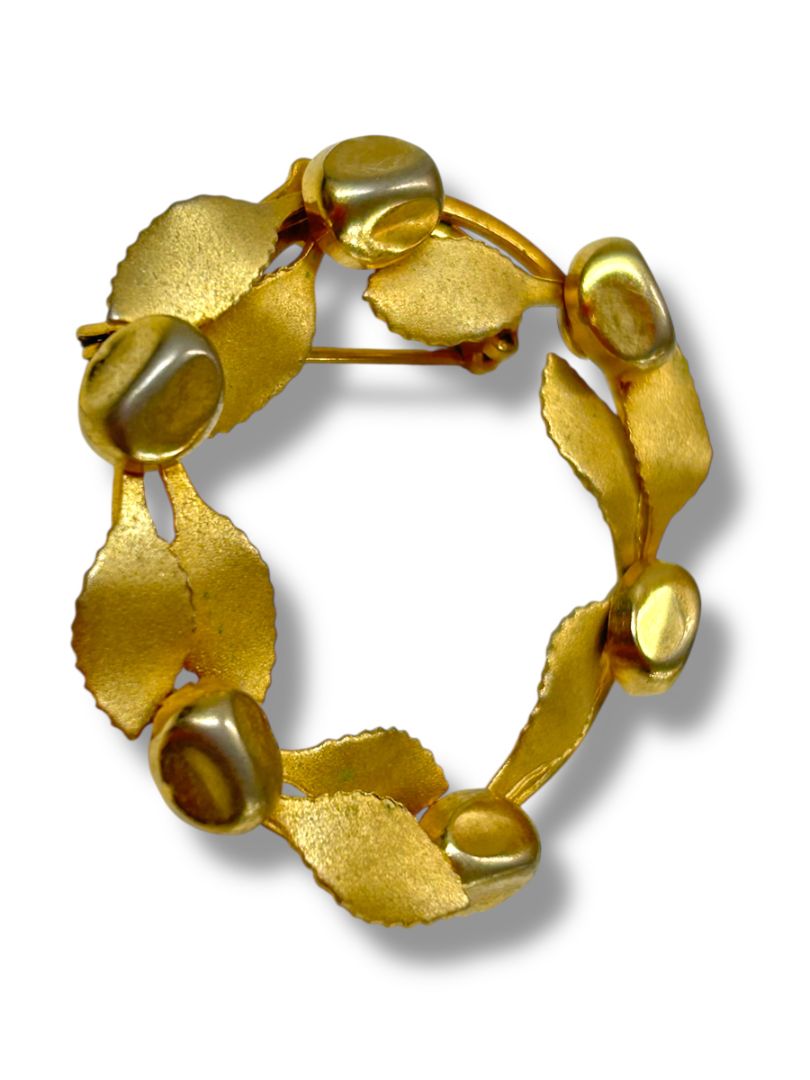 Lot of 2 Vintage Goldtone Brooch Pin Wreath Feather 1.5" and 2.75"