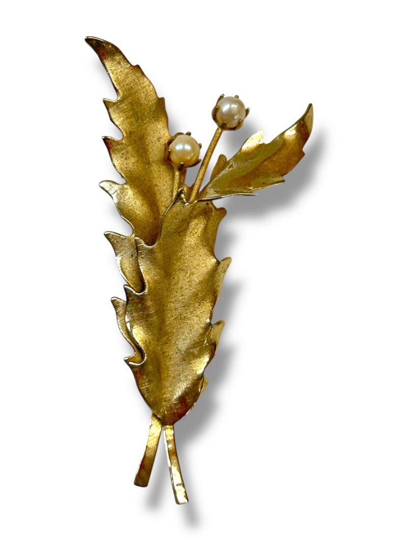 Lot of 2 Vintage Goldtone Brooch Pin Wreath Feather 1.5" and 2.75"