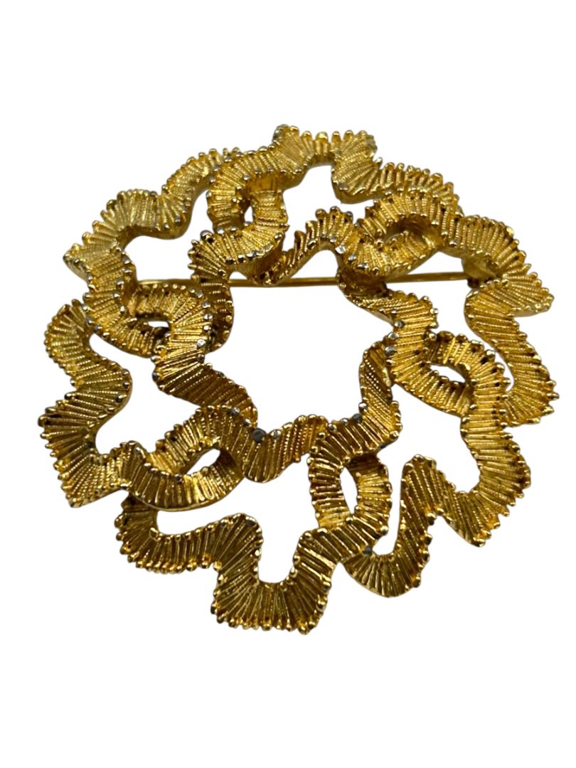 Signed Trifari Vintage Goldtone Brooch Pin Ribbon Wreath 2"