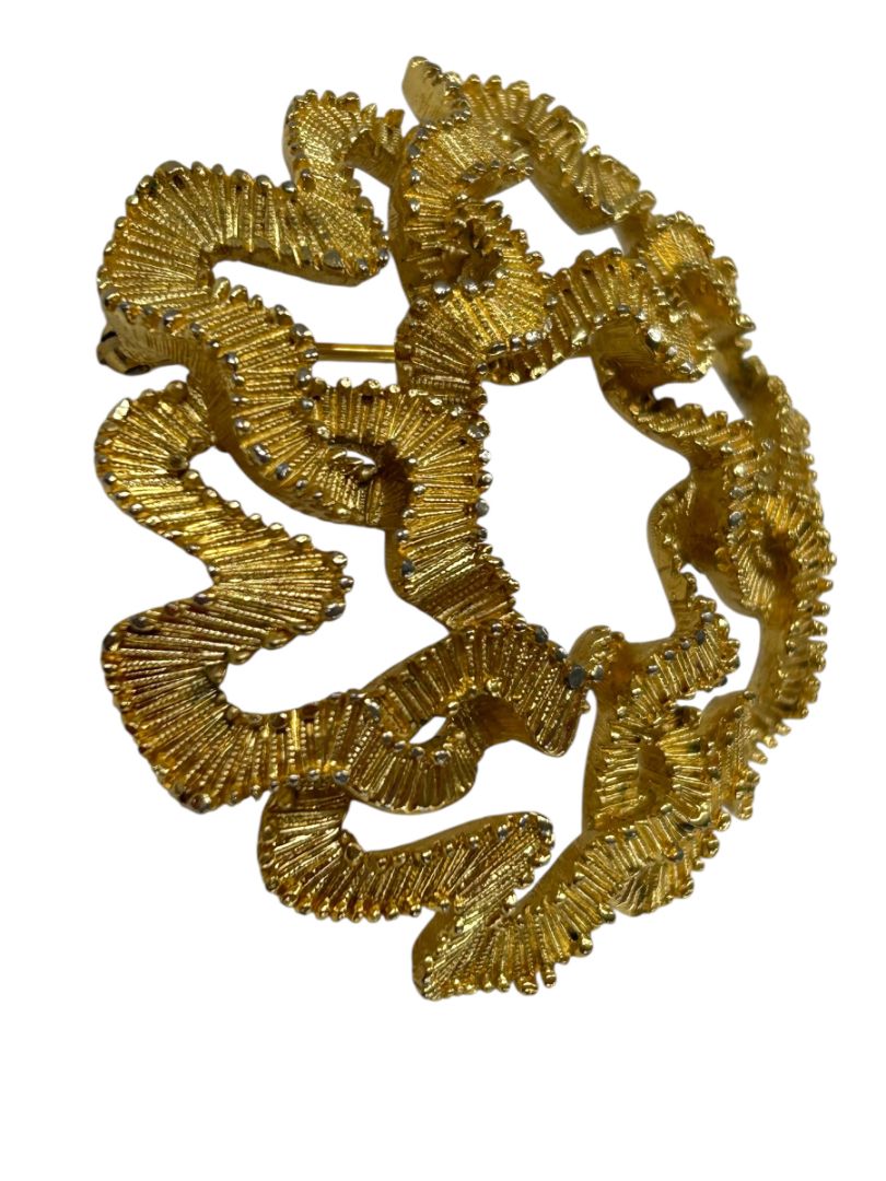 Signed Trifari Vintage Goldtone Brooch Pin Ribbon Wreath 2"