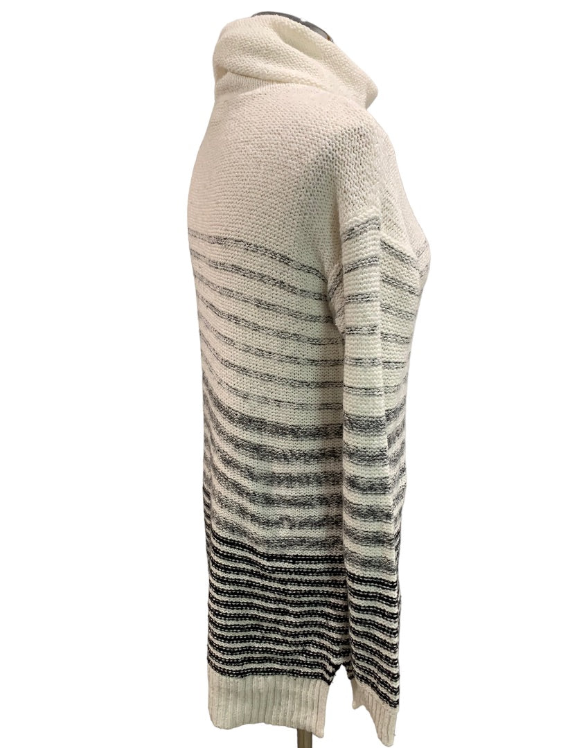 Medium Old Navy Women's Striped Turtleneck Tunic Sweater White Gray