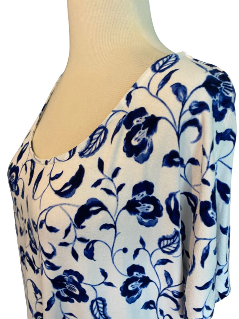 Large J. Jill Wearever Floral Short Sleeve Tunic Blue White Tshirt Scoop Neck