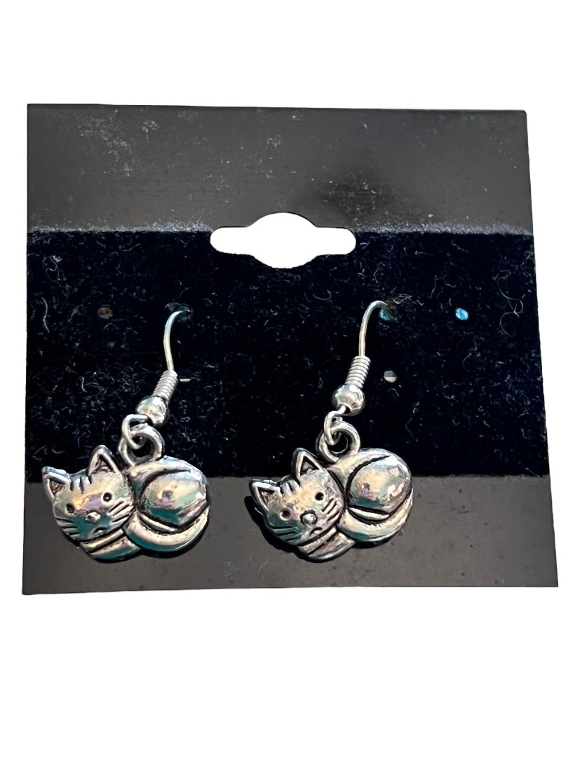 Small Silver Tone Kitty Cat Dangle Earrings