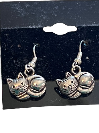 Small Silver Tone Kitty Cat Dangle Earrings