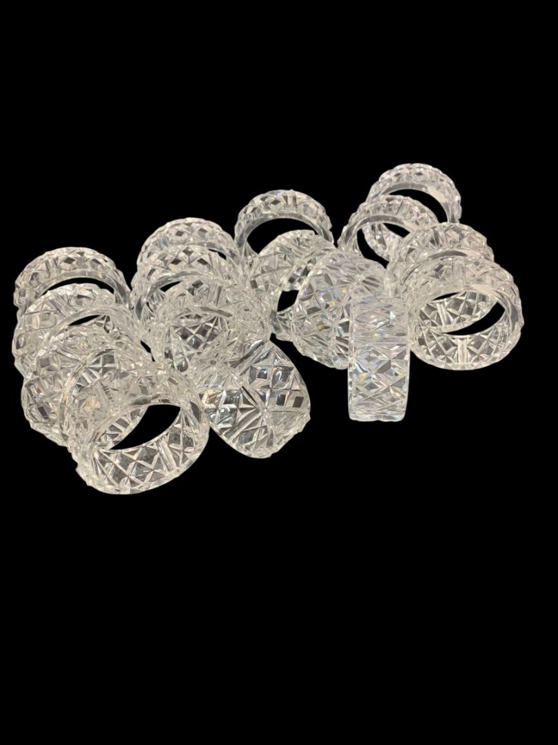 Set of 16 Clear Acrylic Crystal Look Napkin Rings Diamond Pattern