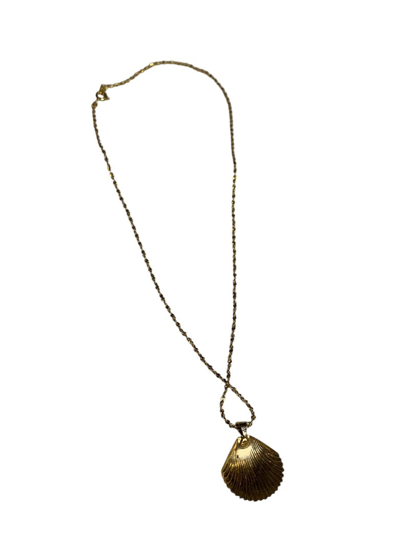 Goldtone Necklace 17.5 Inch Seashell Pendant with Spring Clasp