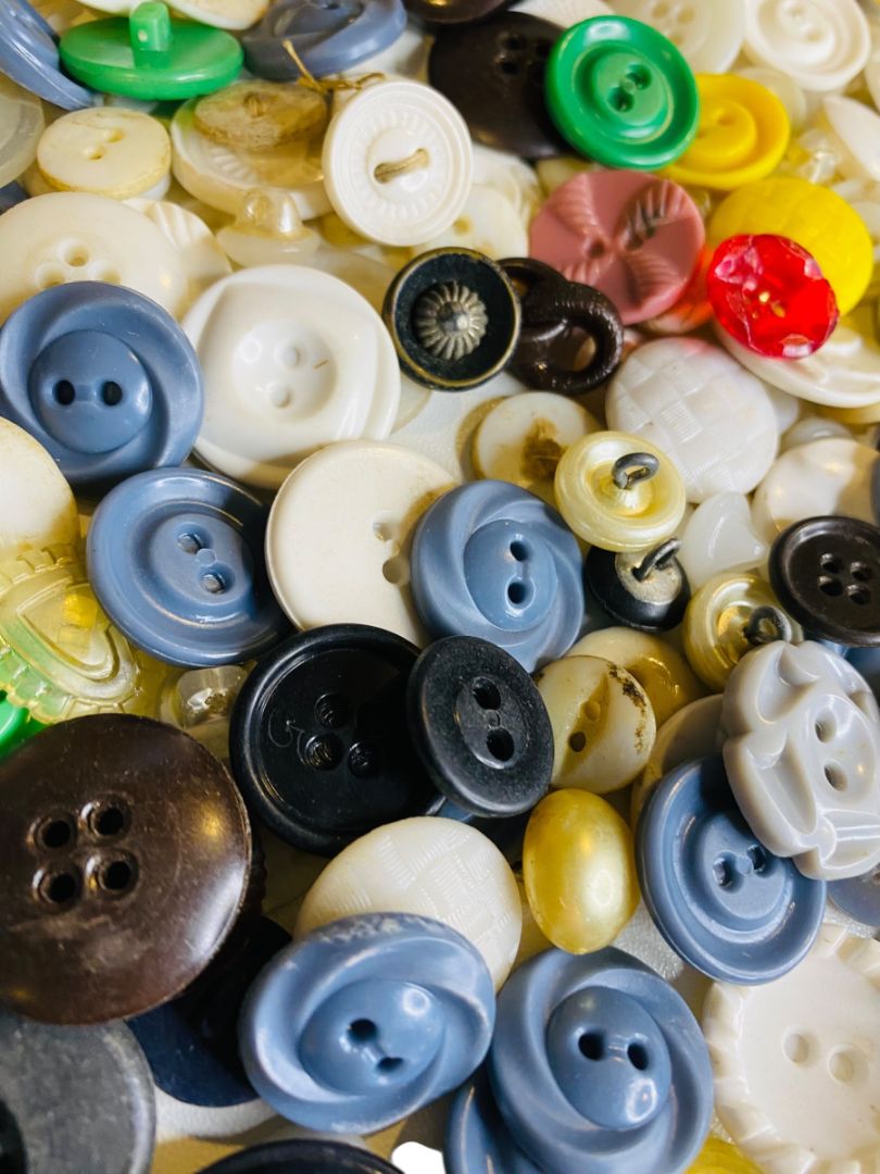 Set of 8 Midcentury Assorted Plastic Buttons Craft Sew 8 ounces