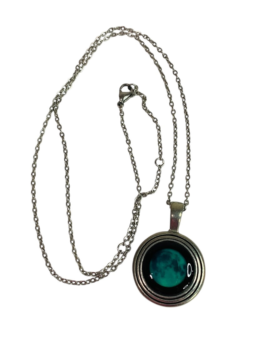 Silvertone Necklace Resin Teal 1.25" Pendant Chain 21-24 Inch