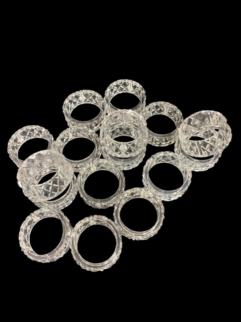 Set of 16 Clear Acrylic Crystal Look Napkin Rings Diamond Pattern