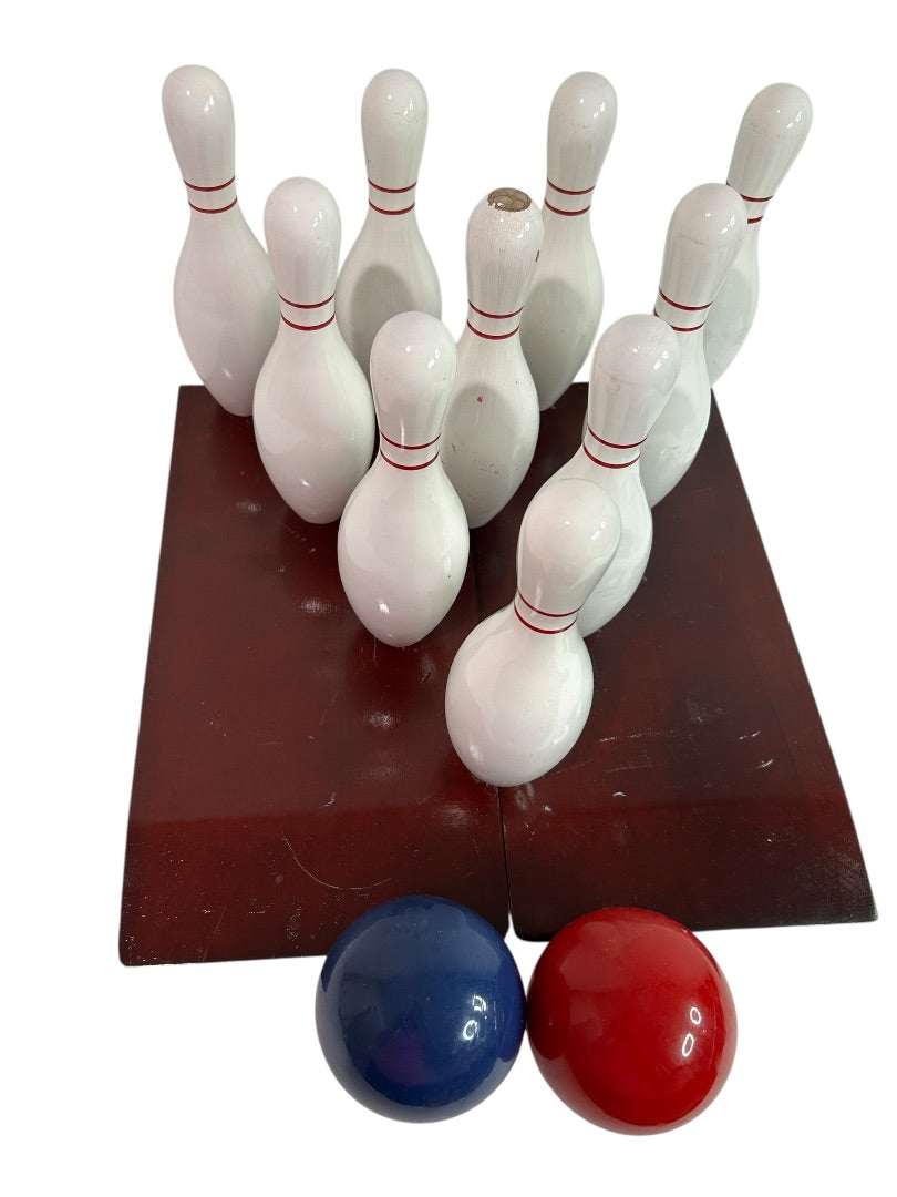 Old School Sports Portable Bowling Set Backyard Game 10 Pins 2 Balls Carry Case