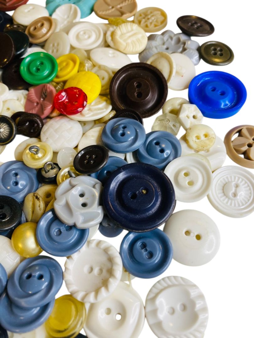 Set of 8 Midcentury Assorted Plastic Buttons Craft Sew 8 ounces