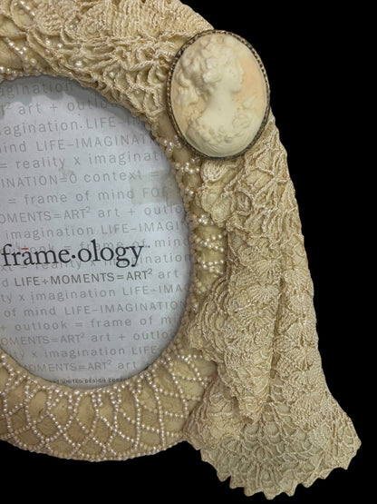 Vintage 1997 Frame ology Teddy Cameo Oval Tabletop Picture Frame