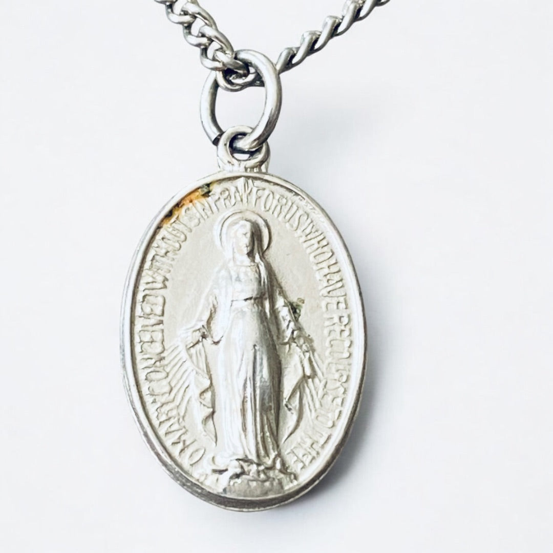 Vintage Mother Mary Miraculous Medal Pendant Necklace Silvertone 17.5 Inch Spring Clasp