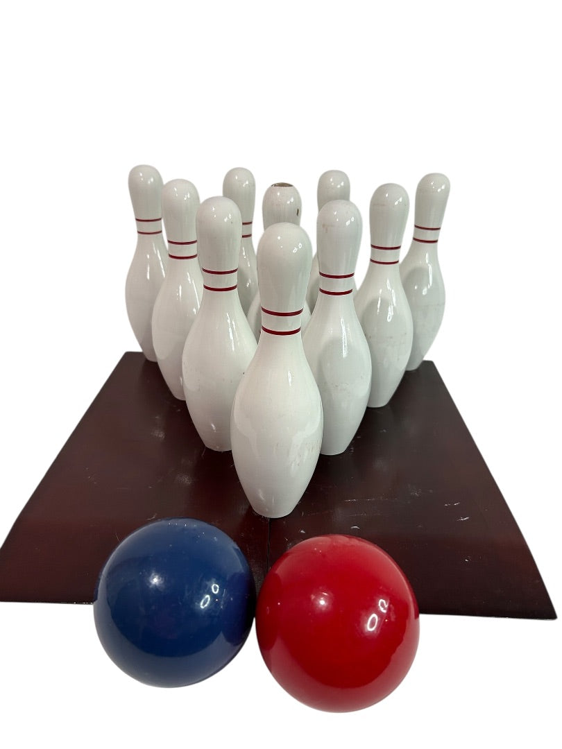 Old School Sports Portable Bowling Set Backyard Game 10 Pins 2 Balls Carry Case