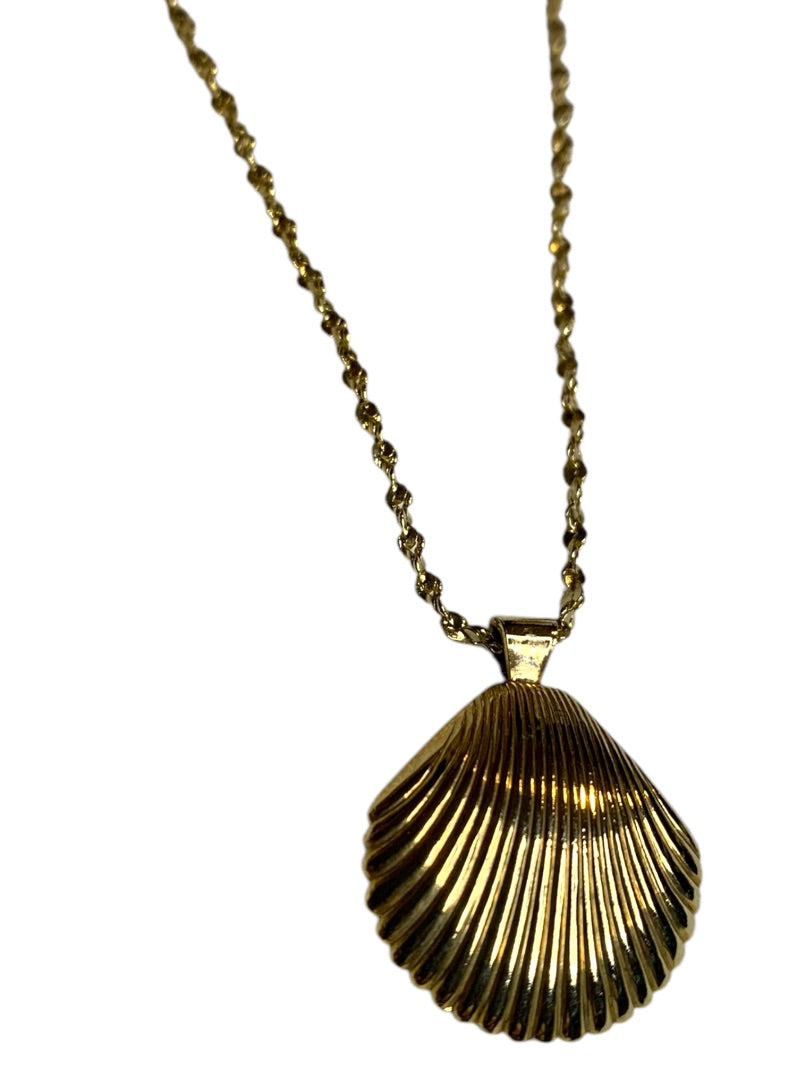 Goldtone Necklace 17.5 Inch Seashell Pendant with Spring Clasp