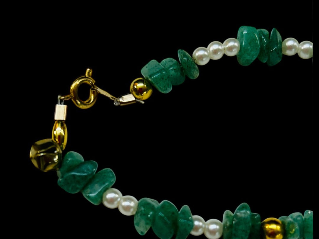 Green Chip Bead Stone Beaded 7.75 Inch Bracelet Goldtone Spring Clasp