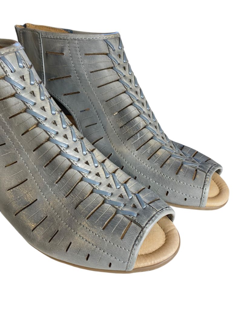 Size 9.5B Earth Vicki Moroccan Blue Leather Peep Toe 2" Heeled Sandals Womens