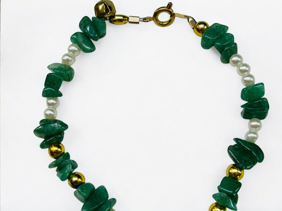 Green Chip Bead Stone Beaded 7.75 Inch Bracelet Goldtone Spring Clasp