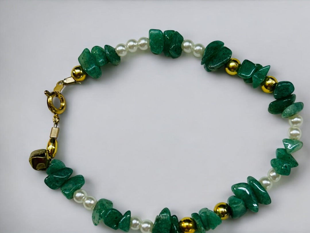 Green Chip Bead Stone Beaded 7.75 Inch Bracelet Goldtone Spring Clasp