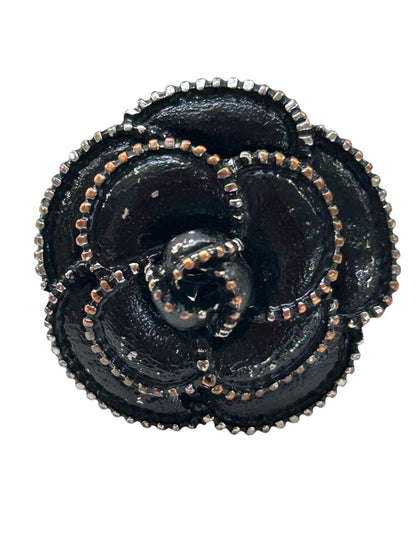 Size 7 Statement Ring Black Flower Goldtone Trim Silvertone Band
