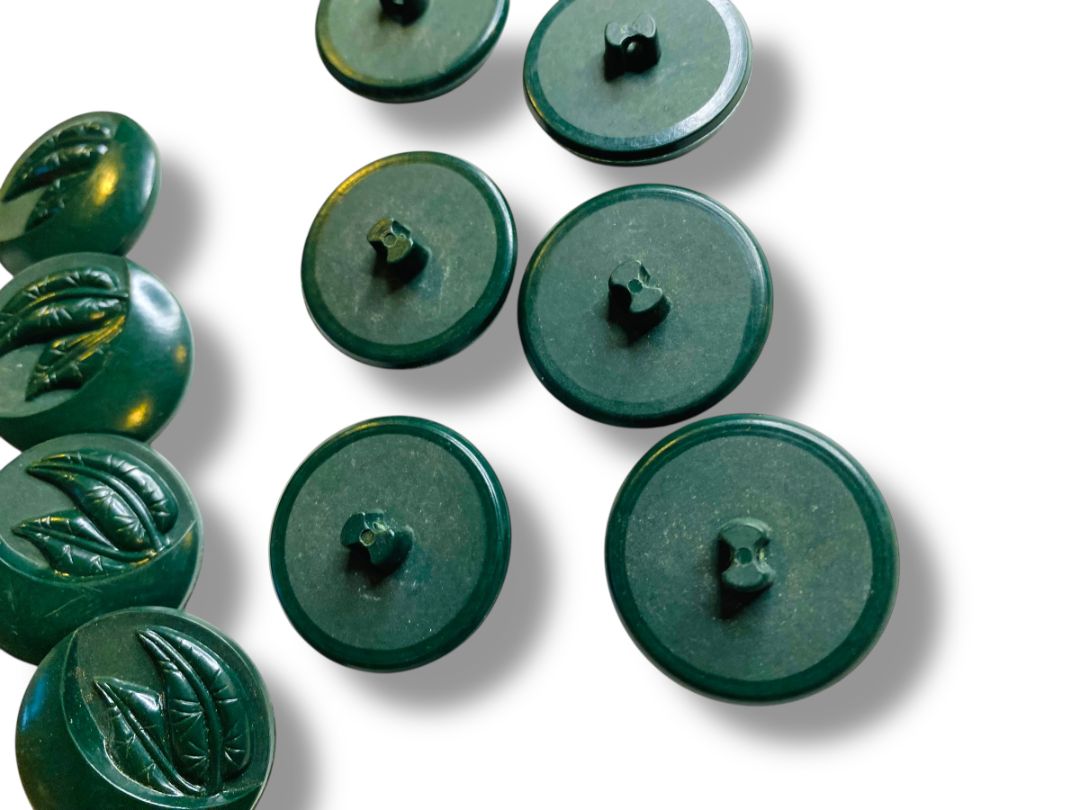 Lot of 10 Midcentury Buttons Assorted Dark Green Plastic Fern Leaf  1"