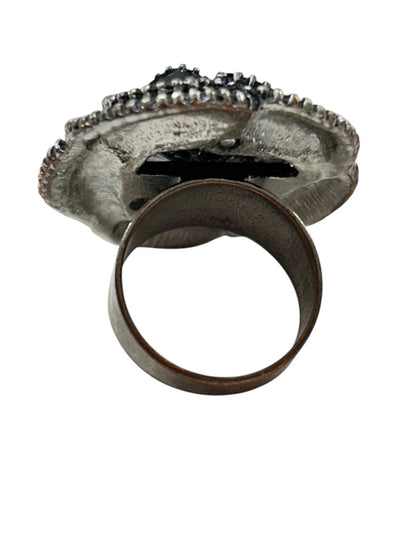 Size 7 Statement Ring Black Flower Goldtone Trim Silvertone Band