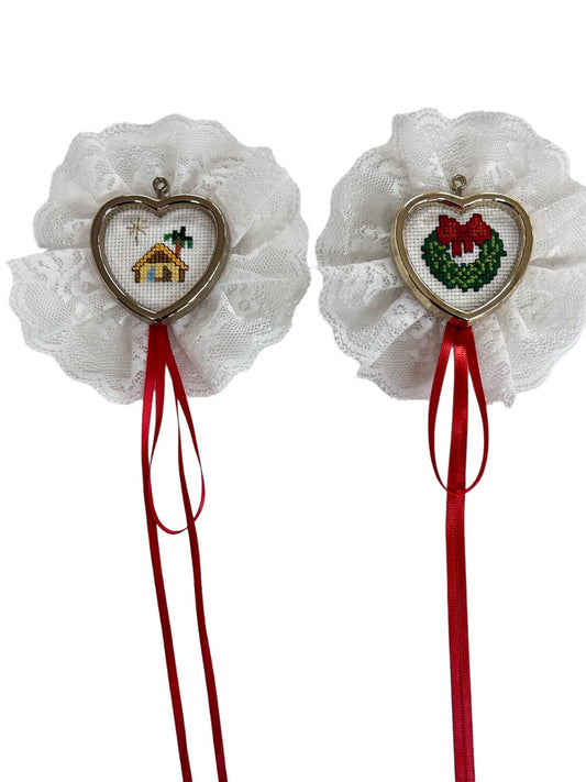 Set of 2 Cross Stich Ornaments Lace Backing Manger Wreath 4"