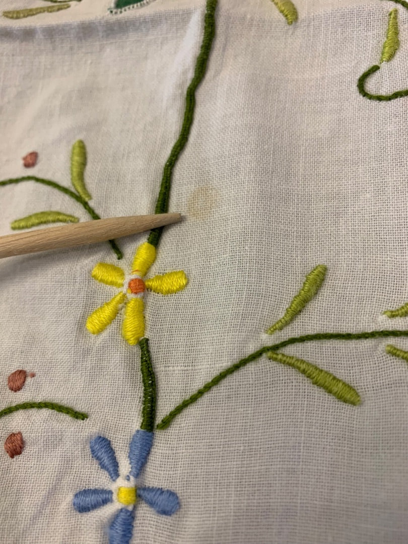 Vintage Embroidered Applique Tablecloth Floral 64 x 100 Inches Table Linen