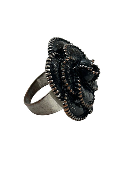 Size 7 Statement Ring Black Flower Goldtone Trim Silvertone Band