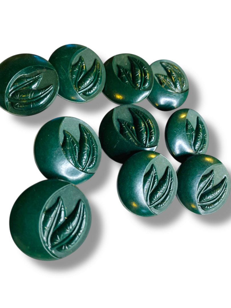 Lot of 10 Midcentury Buttons Assorted Dark Green Plastic Fern Leaf  1"