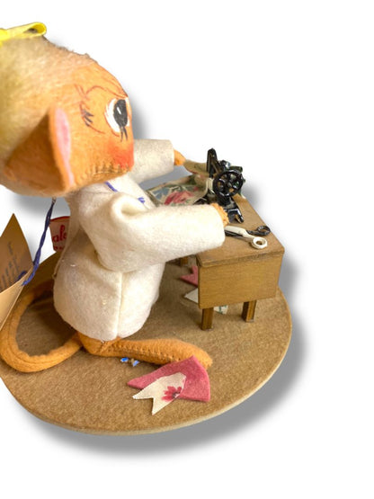 1993 Annalee Factory in the Woods Mouse Sewing with Tag #2120 7"