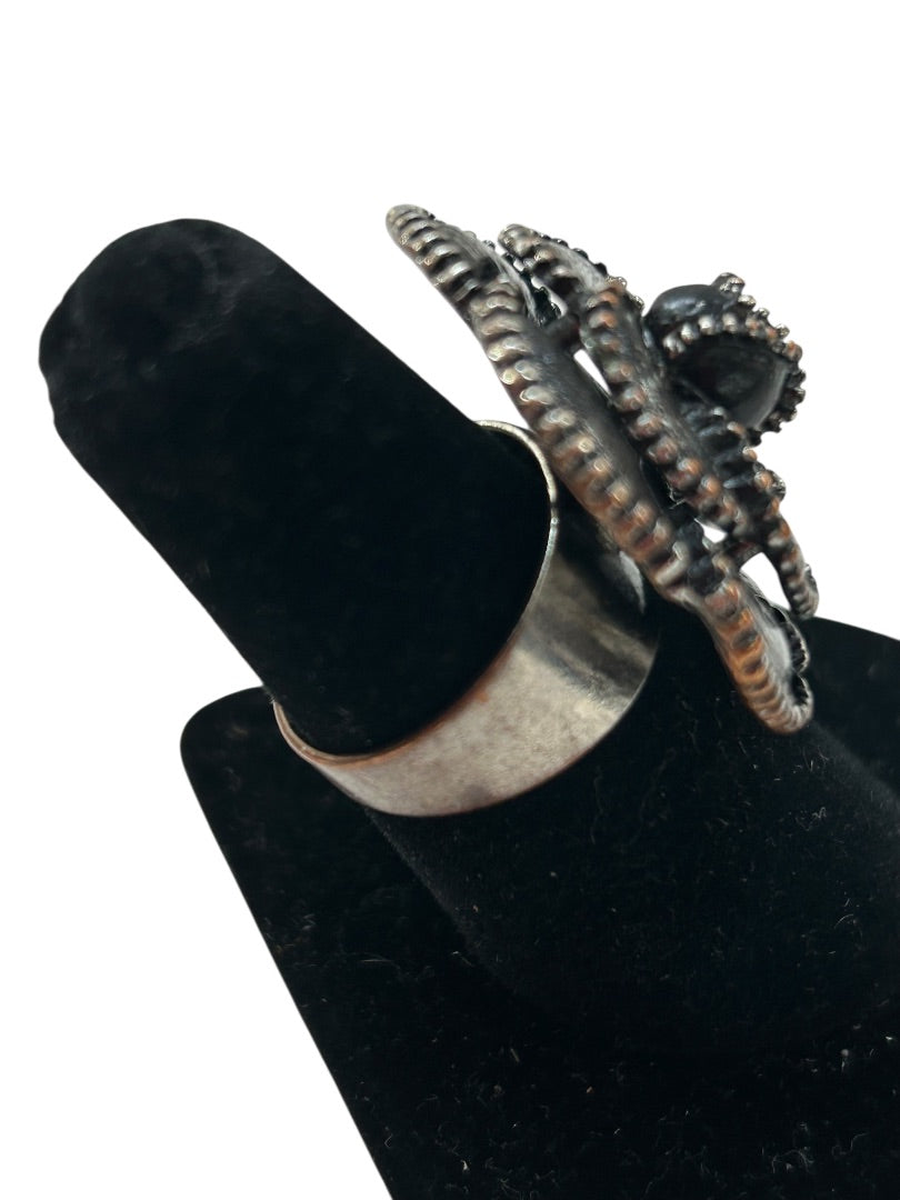 Size 7 Statement Ring Black Flower Goldtone Trim Silvertone Band