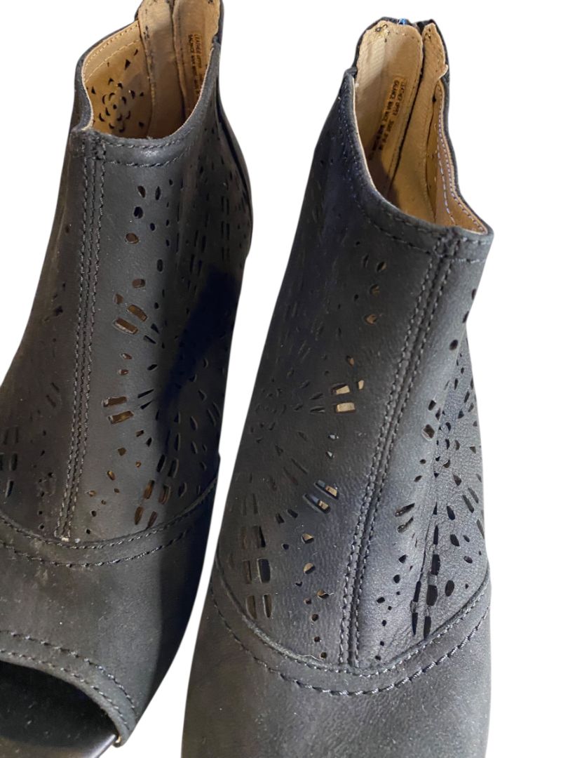 Size 11W Earth Origins Shaye Womens Wide Black Suede Booties