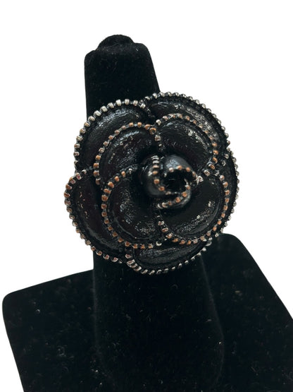 Size 7 Statement Ring Black Flower Goldtone Trim Silvertone Band
