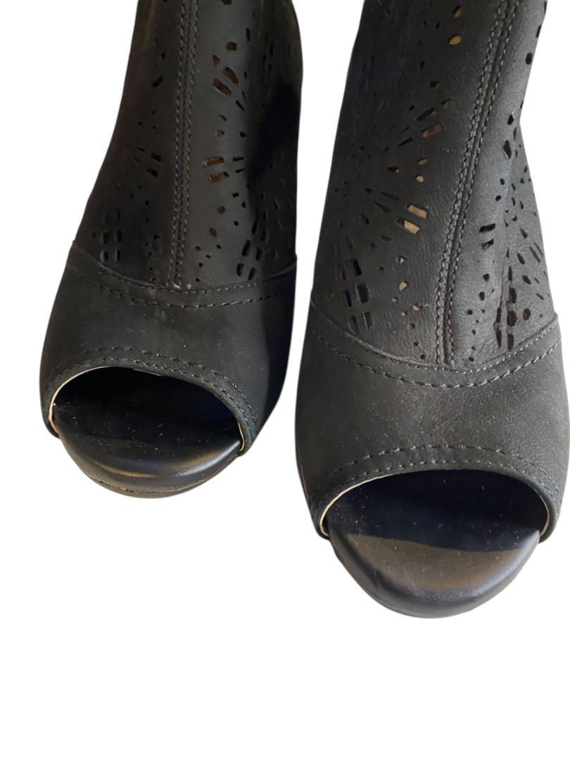 Size 11W Earth Origins Shaye Womens Wide Black Suede Booties