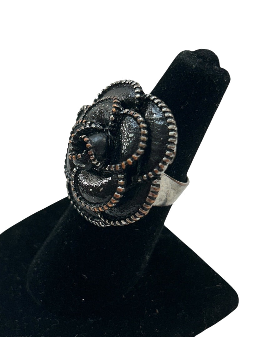 Size 7 Statement Ring Black Flower Goldtone Trim Silvertone Band
