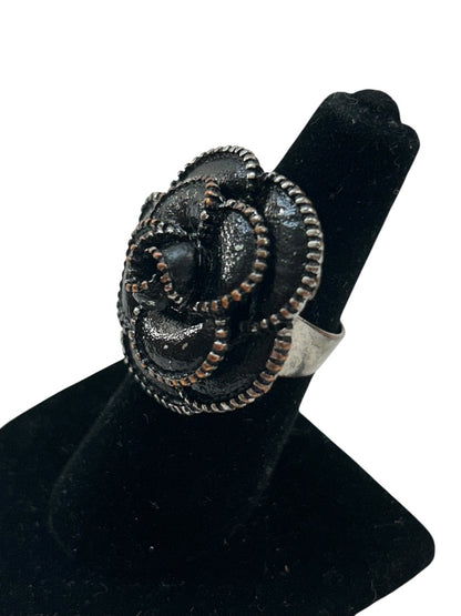Size 7 Statement Ring Black Flower Goldtone Trim Silvertone Band