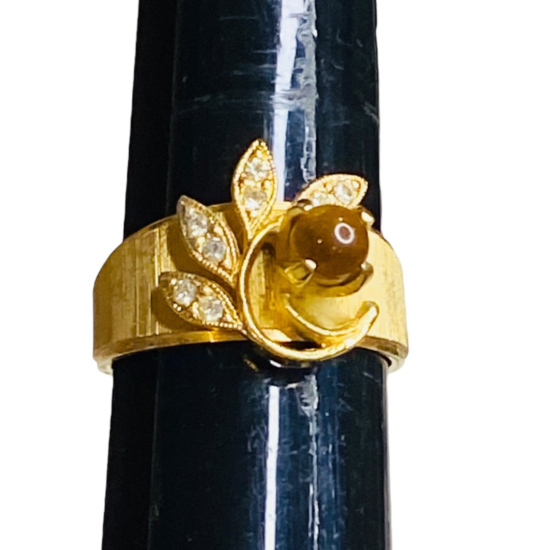 Size 8.5 Vintage Goldtone Ring Band Style Embellished Leaf Flower