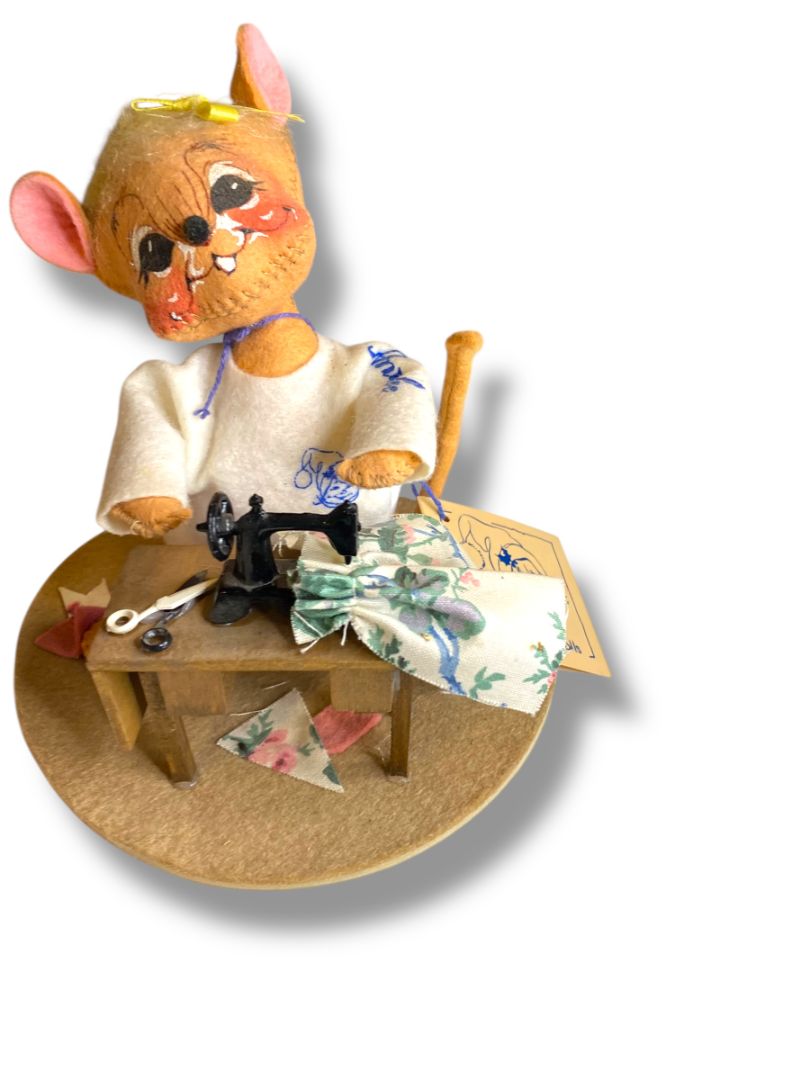 1993 Annalee Factory in the Woods Mouse Sewing with Tag #2120 7"