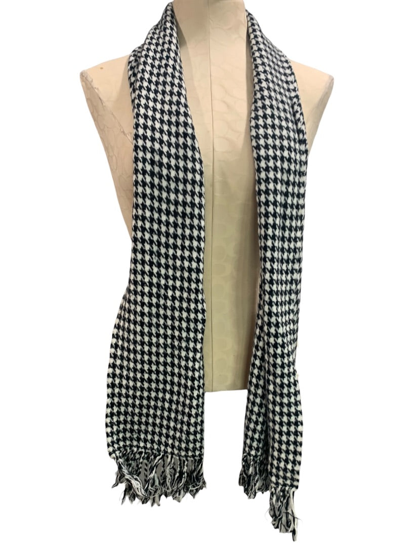 D&Y Winter Fringed Scarf Black White Houndstooth Pattern Soft 12 x 34"