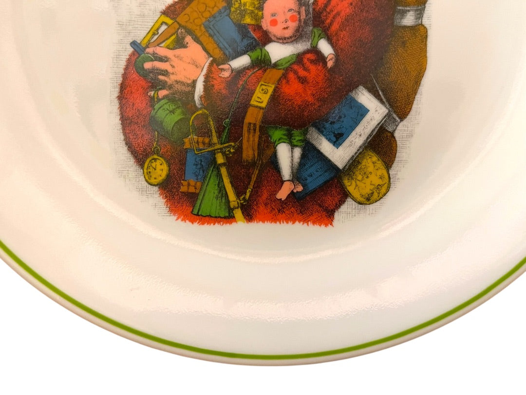 10" Corning Designs Santa with Pipe Plate Green Trim