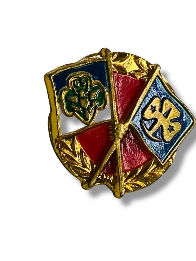 Vintage Girl Scout Friendship Pin Goldtone Flags .75"